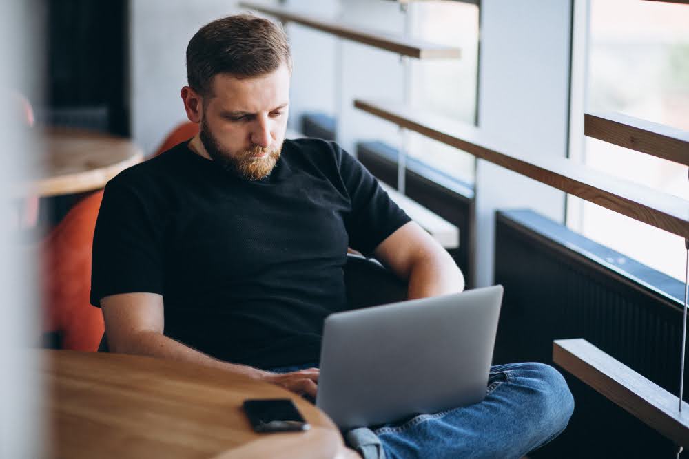 A man choosing a realtor online to help with a home search.