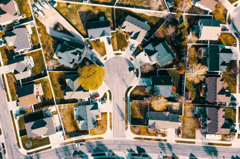 A bird’s-eye perspective of a residential neighborhood in Utah, with neatly arranged homes and streets.
